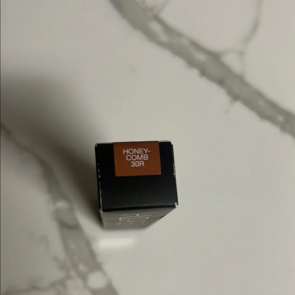 HUDA BEAUTY Concealer - Shade: HONEYCOMB 30R